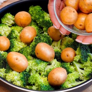 I have never eaten such delicious broccoli with potatoes! A simple and healthy dinner recipe!